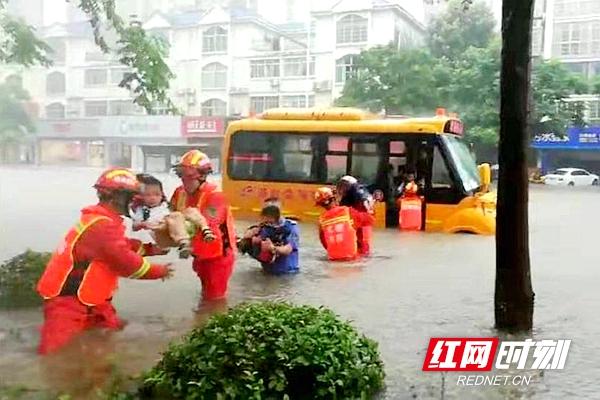 暴雨襲城！校車被困！常德消防交警搭“人橋”抱出22名幼兒
