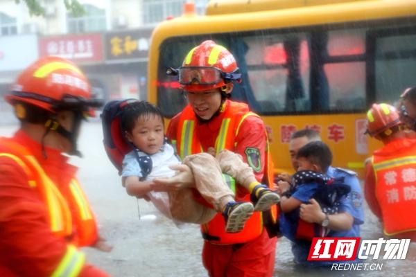 暴雨襲城！校車被困！常德消防交警搭“人橋”抱出22名幼兒