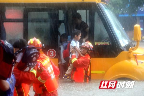 暴雨襲城！校車被困！常德消防交警搭“人橋”抱出22名幼兒