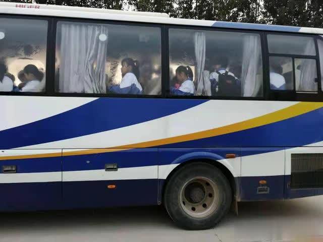 核載39人擠進(jìn)49人，接舉報(bào)聊城臨清交警查獲一輛超員“黑校車”