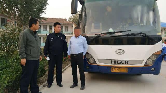 核載39人擠進(jìn)49人，接舉報(bào)聊城臨清交警查獲一輛超員“黑校車”