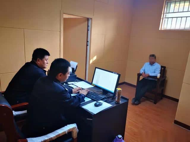 核載39人擠進(jìn)49人，接舉報(bào)聊城臨清交警查獲一輛超員“黑校車”