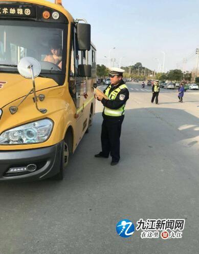 德安交警嚴(yán)查校車確保學(xué)生安全出行