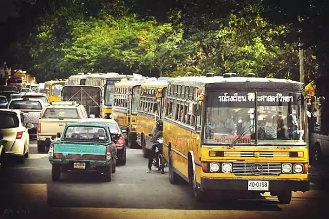 世界校車大PK，日本校車讓孩子搶著上學，俄羅斯校車讓孩子害怕