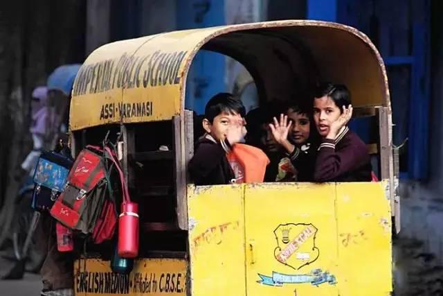 世界校車大PK，日本校車讓孩子搶著上學，俄羅斯校車讓孩子害怕