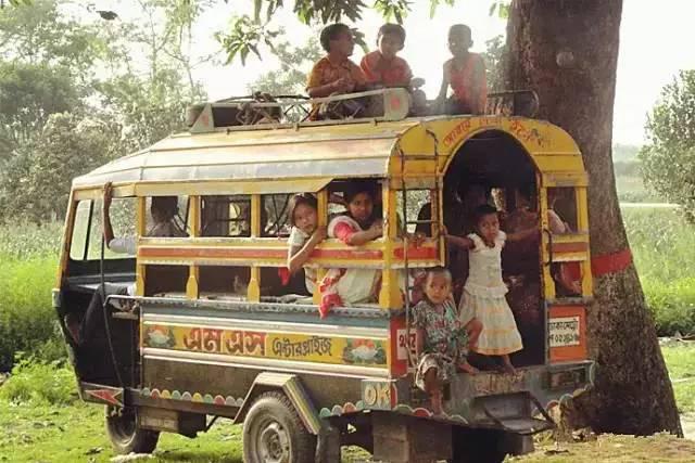 世界校車大PK，日本校車讓孩子搶著上學，俄羅斯校車讓孩子害怕