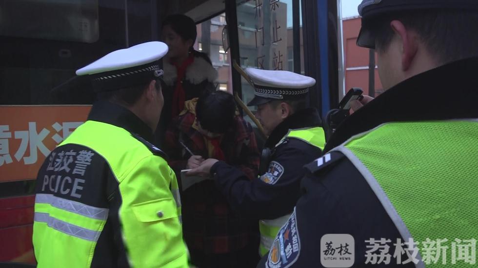 徐州交警一早查獲三輛“黑校車” 還有公交車“做兼職” 徐州交警一早查獲三輛“黑校車” 還有公交車“做兼職”