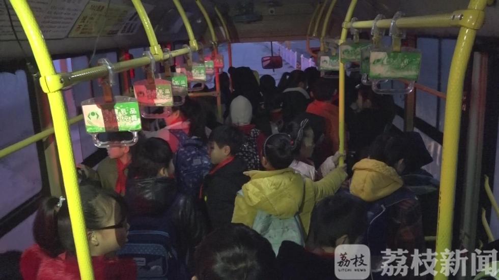 徐州交警一早查獲三輛“黑校車” 還有公交車“做兼職” 徐州交警一早查獲三輛“黑校車” 還有公交車“做兼職”