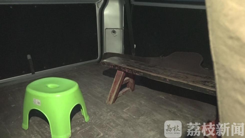 徐州交警一早查獲三輛“黑校車” 還有公交車“做兼職” 徐州交警一早查獲三輛“黑校車” 還有公交車“做兼職”