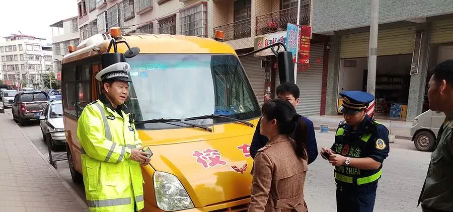 為校車(chē)安全上“鎖” 為校車(chē)安全上“鎖”