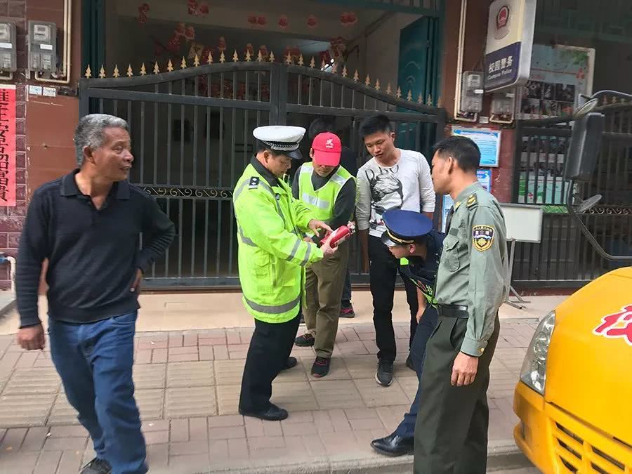 為校車(chē)安全上“鎖” 為校車(chē)安全上“鎖”