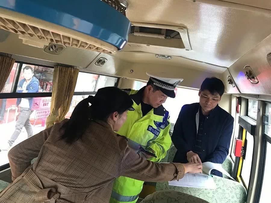 為校車(chē)安全上“鎖” 為校車(chē)安全上“鎖”