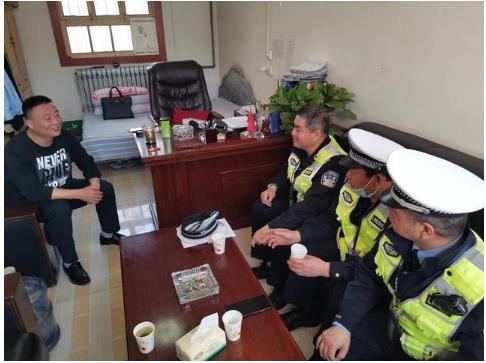 臨渭交警交斜中隊(duì)對(duì)轄區(qū)校車進(jìn)行審驗(yàn)督促/ 臨渭交警交斜中隊(duì)對(duì)轄區(qū)校車進(jìn)行審驗(yàn)督促