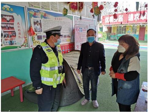 臨渭交警交斜中隊(duì)對(duì)轄區(qū)校車進(jìn)行審驗(yàn)督促/ 臨渭交警交斜中隊(duì)對(duì)轄區(qū)校車進(jìn)行審驗(yàn)督促