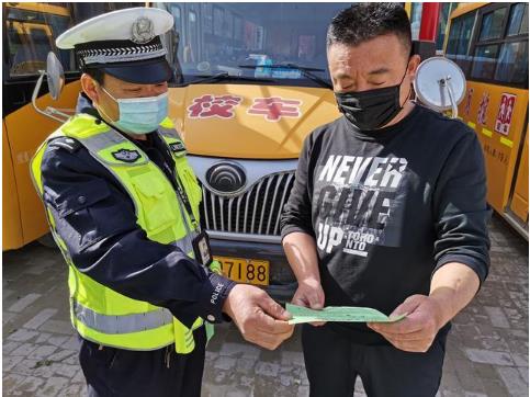 臨渭交警交斜中隊(duì)對(duì)轄區(qū)校車進(jìn)行審驗(yàn)督促/ 臨渭交警交斜中隊(duì)對(duì)轄區(qū)校車進(jìn)行審驗(yàn)督促