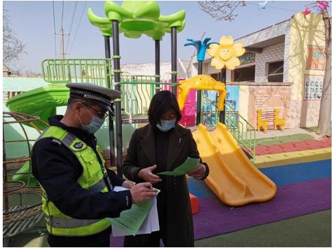 臨渭交警交斜中隊(duì)對(duì)轄區(qū)校車進(jìn)行審驗(yàn)督促/ 臨渭交警交斜中隊(duì)對(duì)轄區(qū)校車進(jìn)行審驗(yàn)督促