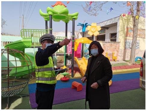 臨渭交警交斜中隊(duì)對(duì)轄區(qū)校車進(jìn)行審驗(yàn)督促/ 臨渭交警交斜中隊(duì)對(duì)轄區(qū)校車進(jìn)行審驗(yàn)督促