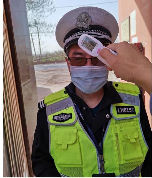 臨渭交警交斜中隊(duì)對(duì)轄區(qū)校車進(jìn)行審驗(yàn)督促/ 臨渭交警交斜中隊(duì)對(duì)轄區(qū)校車進(jìn)行審驗(yàn)督促