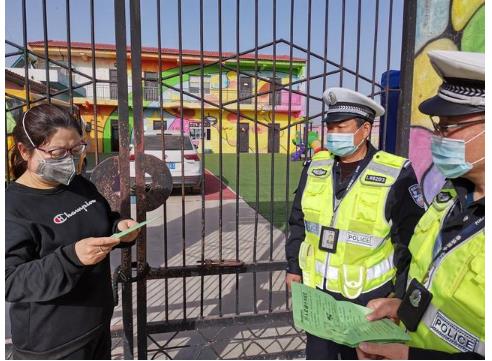 臨渭交警交斜中隊(duì)對(duì)轄區(qū)校車進(jìn)行審驗(yàn)督促/ 臨渭交警交斜中隊(duì)對(duì)轄區(qū)校車進(jìn)行審驗(yàn)督促