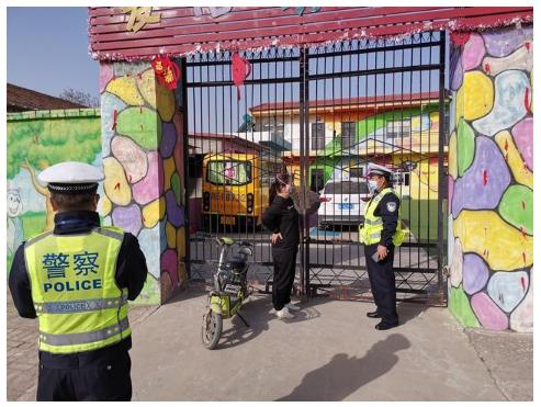 臨渭交警交斜中隊(duì)對(duì)轄區(qū)校車進(jìn)行審驗(yàn)督促/ 臨渭交警交斜中隊(duì)對(duì)轄區(qū)校車進(jìn)行審驗(yàn)督促