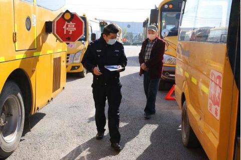 德州交警直屬二大隊開展校車安全“體檢” 德州交警直屬二大隊開展校車安全“體檢”