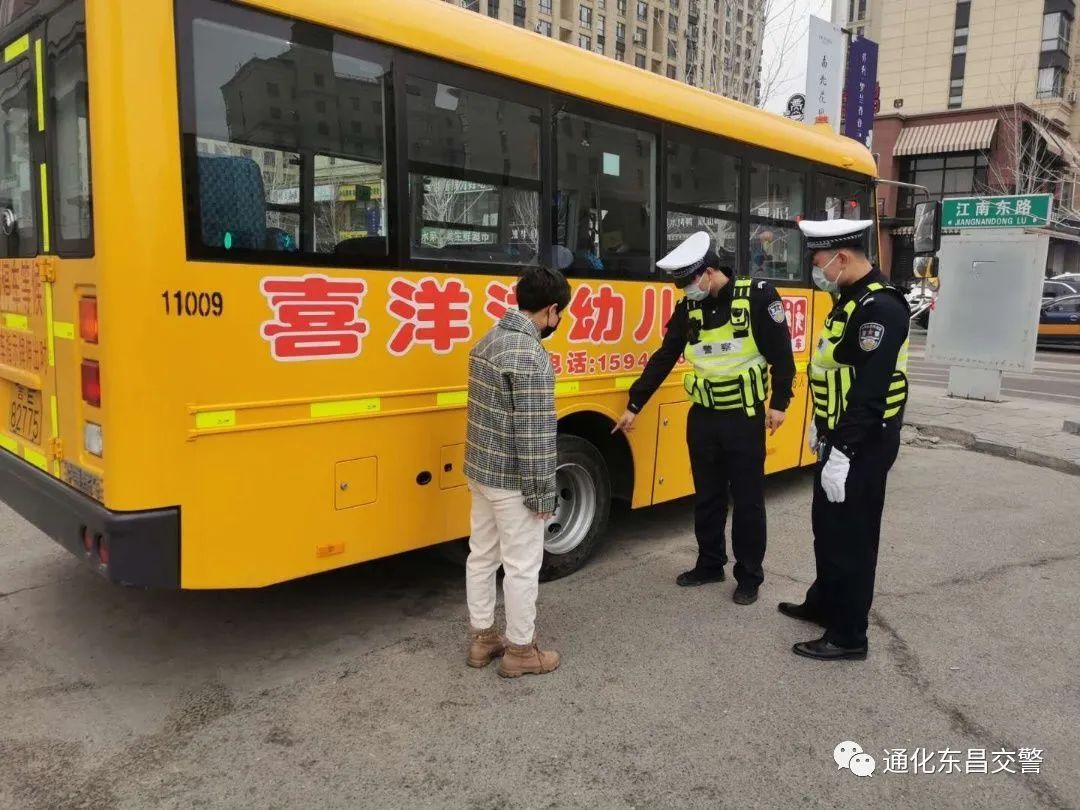 馬上要開學(xué)了，吉林省交警忙著走進校園排查校車安全隱患，檢查校園道路周邊交通安全環(huán)境