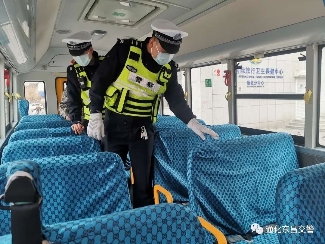 馬上要開學(xué)了，吉林省交警忙著走進校園排查校車安全隱患，檢查校園道路周邊交通安全環(huán)境
