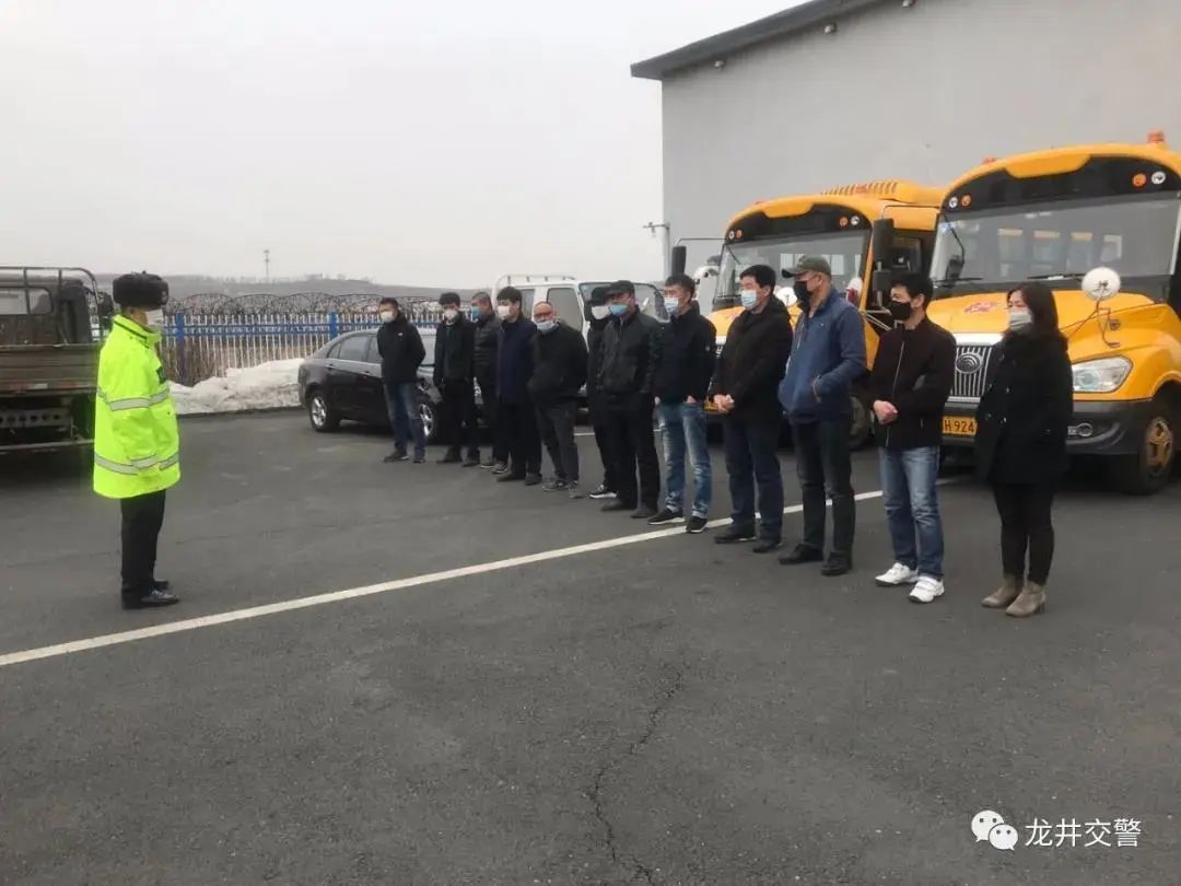 馬上要開學(xué)了，吉林省交警忙著走進校園排查校車安全隱患，檢查校園道路周邊交通安全環(huán)境