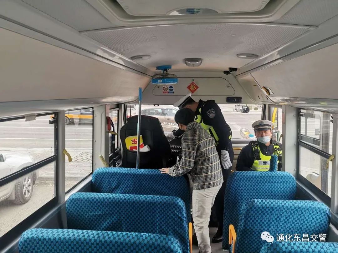 馬上要開學(xué)了，吉林省交警忙著走進校園排查校車安全隱患，檢查校園道路周邊交通安全環(huán)境