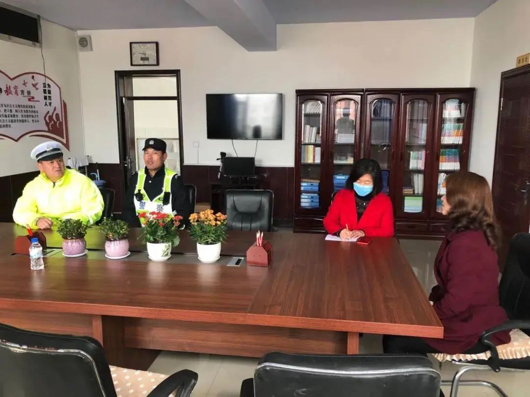 馬上要開學(xué)了，吉林省交警忙著走進校園排查校車安全隱患，檢查校園道路周邊交通安全環(huán)境