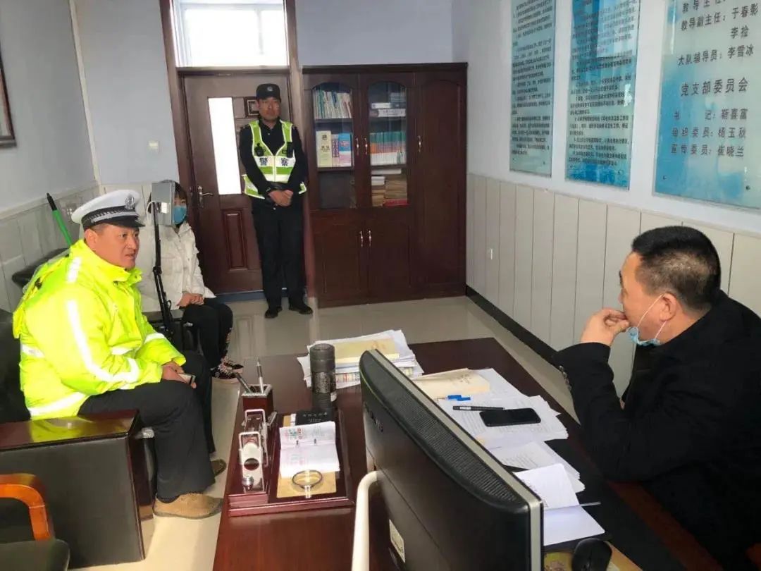 馬上要開學(xué)了，吉林省交警忙著走進校園排查校車安全隱患，檢查校園道路周邊交通安全環(huán)境