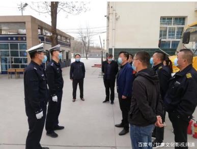 臨近開學(xué) 交警進(jìn)學(xué)校為校車“體檢” 臨近開學(xué) 交警進(jìn)學(xué)校為校車“體檢”