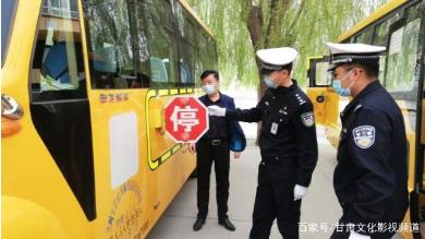 臨近開學(xué) 交警進(jìn)學(xué)校為校車“體檢” 臨近開學(xué) 交警進(jìn)學(xué)校為校車“體檢”