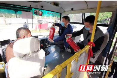 江永:開展校車消毒與安全檢查 江永:開展校車消毒與安全檢查