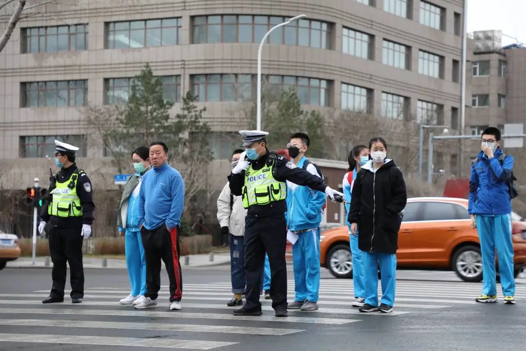全省交警多策并舉 全力為中小學(xué)生開學(xué)保駕護(hù)航 全省交警多策并舉 全力為中小學(xué)生開學(xué)保駕護(hù)航