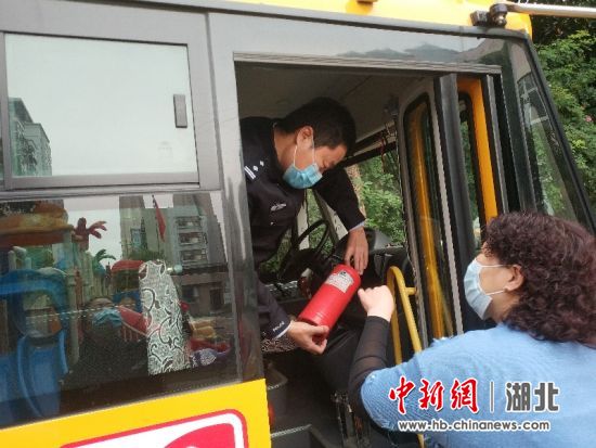 襄陽(yáng)樊城警方深入轄區(qū)校園開(kāi)展校車安全大檢查/ 襄陽(yáng)樊城警方深入轄區(qū)校園開(kāi)展校車安全大檢查