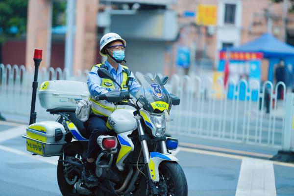 返校首日，廣州交警出動3100余警力全程護航