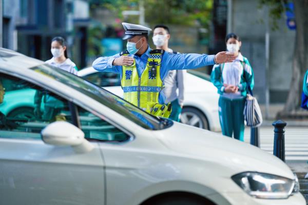 返校首日，廣州交警出動3100余警力全程護航