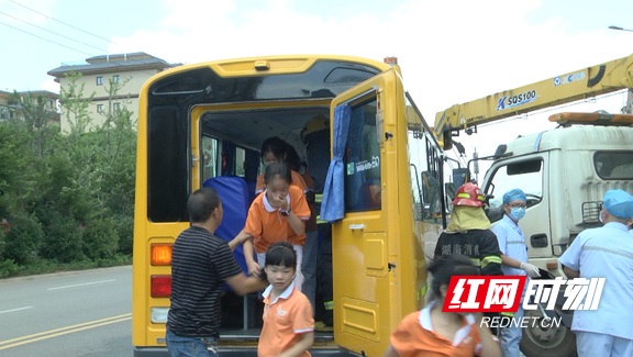 校車(chē)發(fā)生交通事故 教科書(shū)的操作是這樣的 校車(chē)發(fā)生交通事故 教科書(shū)的操作是這樣的