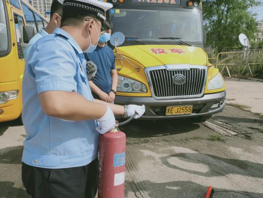 開(kāi)學(xué)在即，事關(guān)孩子的安全問(wèn)題，看大慶交警專項(xiàng)檢查行動(dòng)