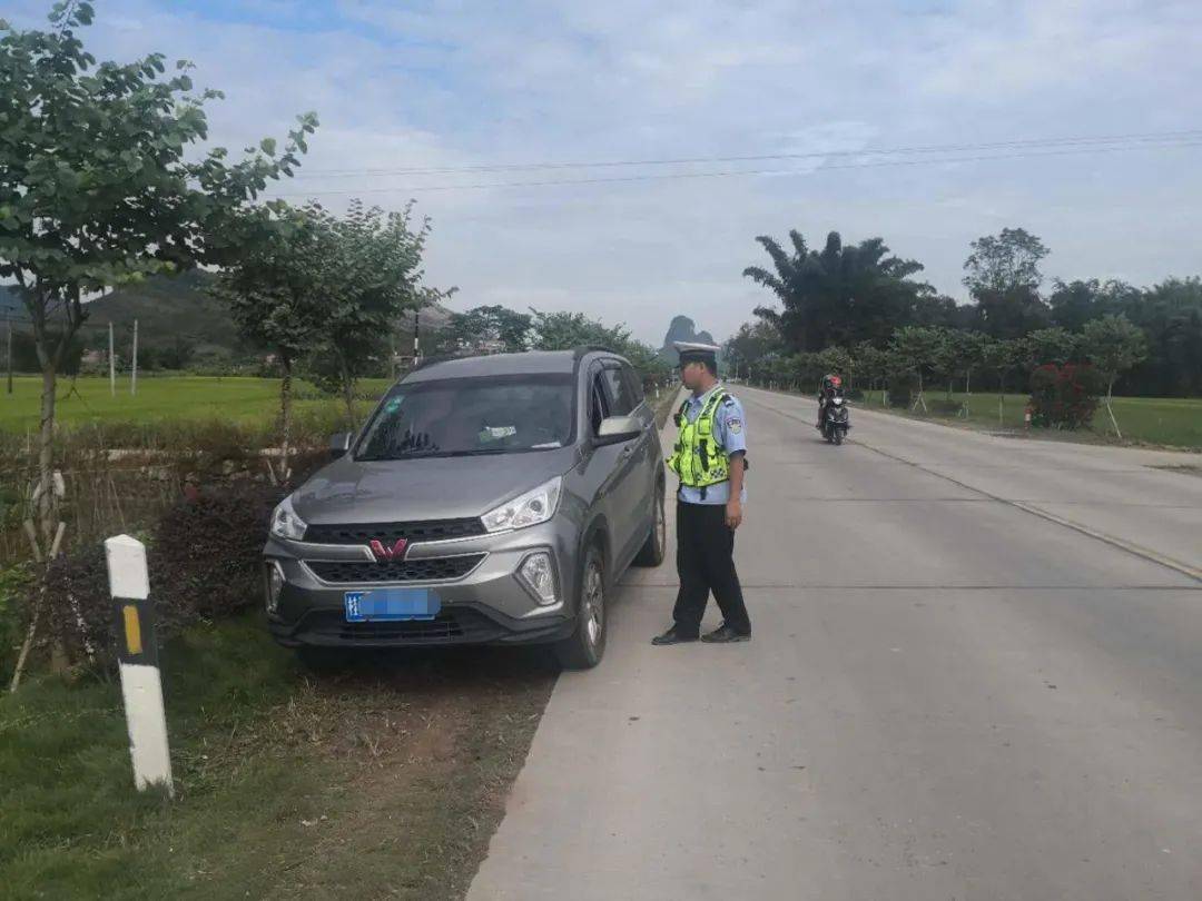 廣西：梧州這輛 “黑校車” 讓人嚇一跳！如此超載，實(shí)在危險(xiǎn)