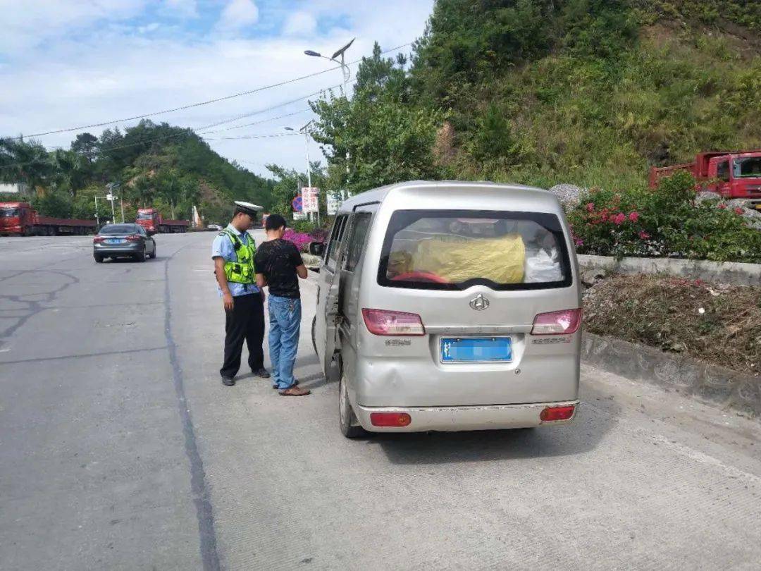 廣西：梧州這輛 “黑校車” 讓人嚇一跳！如此超載，實(shí)在危險(xiǎn)