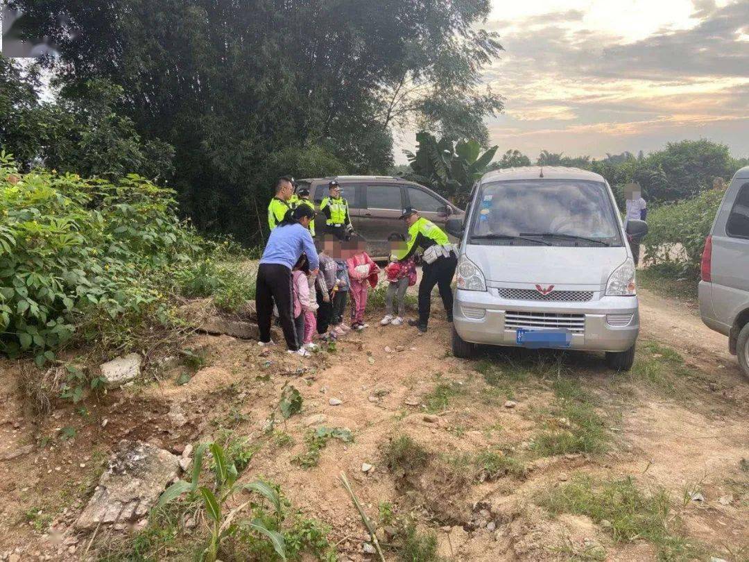 廣西：梧州這輛 “黑校車” 讓人嚇一跳！如此超載，實(shí)在危險(xiǎn)