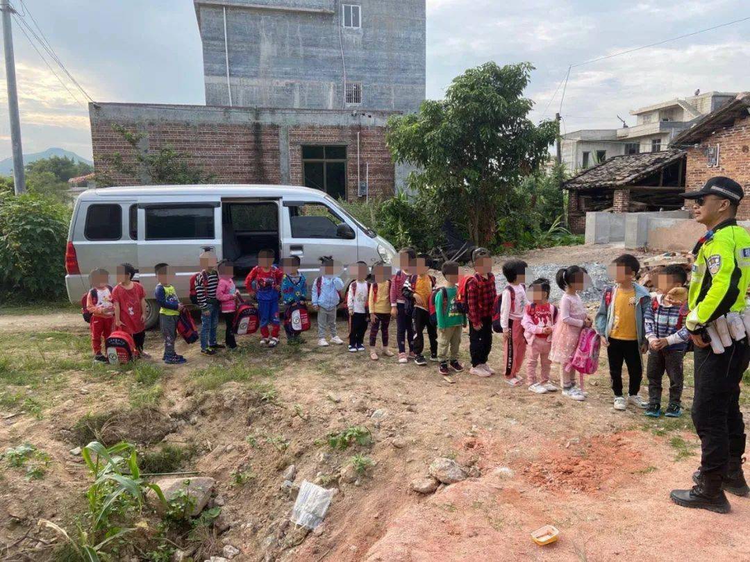 廣西：梧州這輛 “黑校車” 讓人嚇一跳！如此超載，實(shí)在危險(xiǎn)