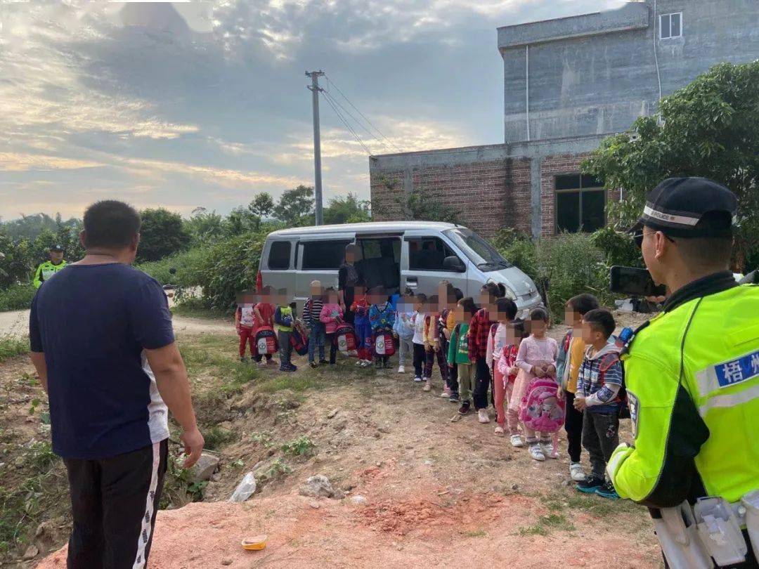 廣西：梧州這輛 “黑校車” 讓人嚇一跳！如此超載，實(shí)在危險(xiǎn)