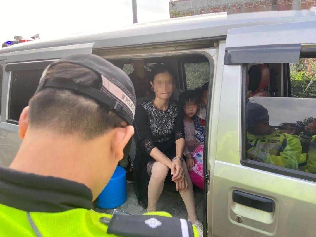 廣西：梧州這輛 “黑校車” 讓人嚇一跳！如此超載，實(shí)在危險(xiǎn)