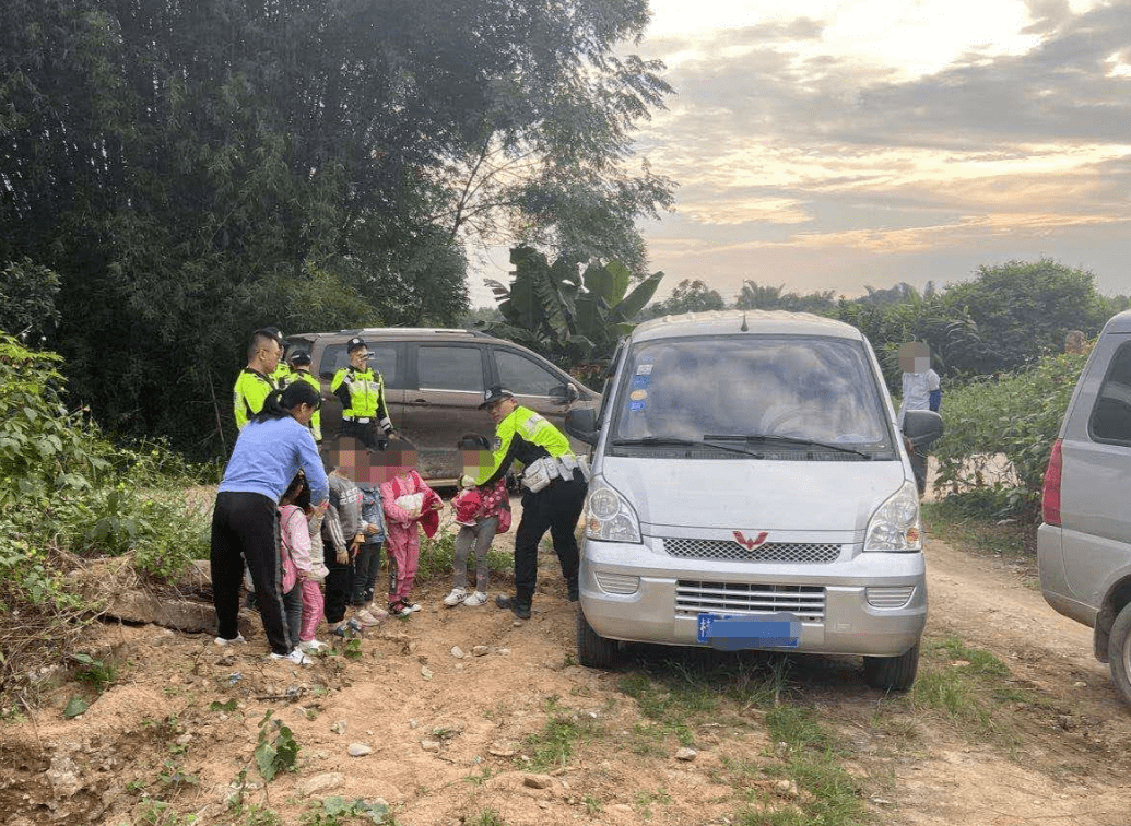 廣西：梧州這輛 “黑校車” 讓人嚇一跳！如此超載，實(shí)在危險(xiǎn)