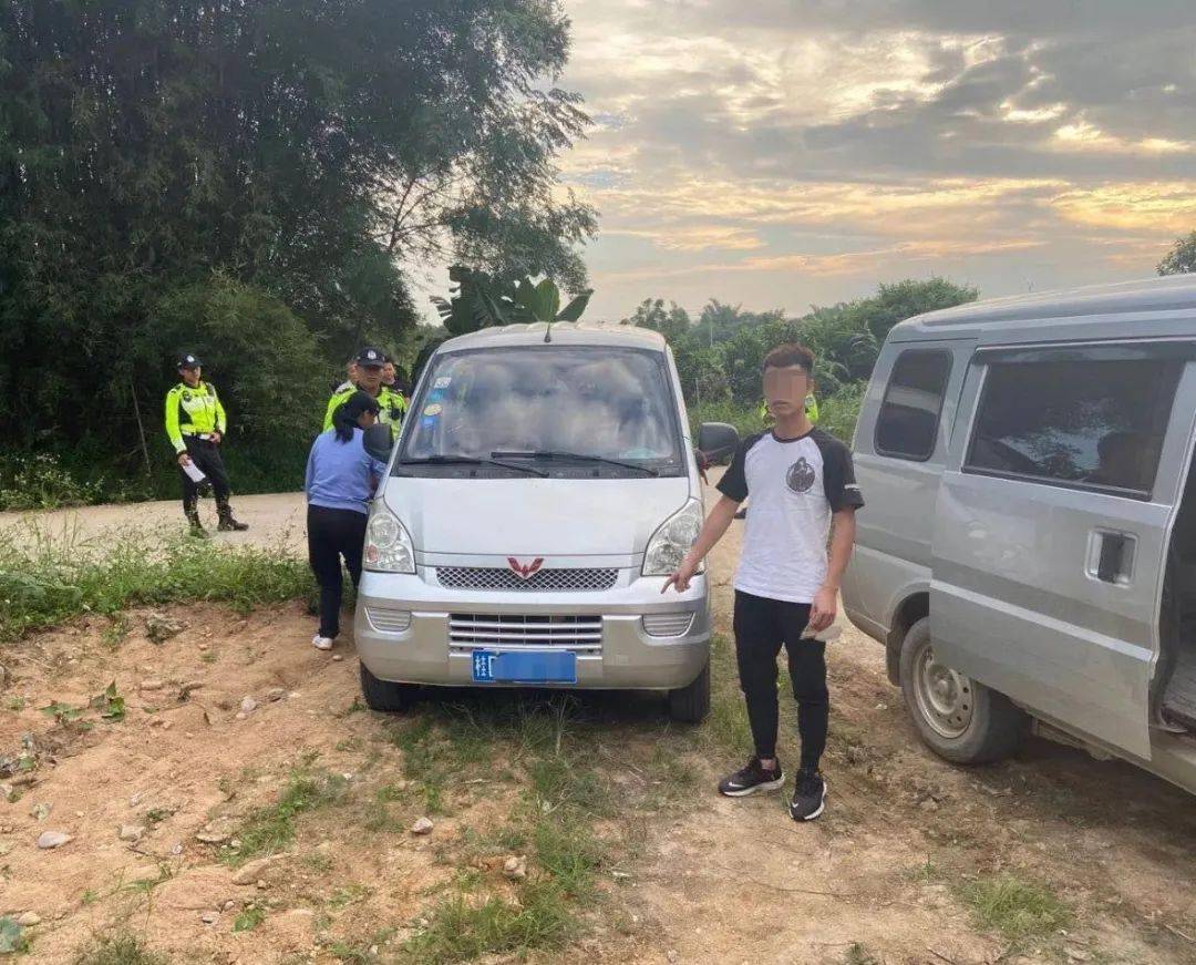 廣西：梧州這輛 “黑校車” 讓人嚇一跳！如此超載，實(shí)在危險(xiǎn)