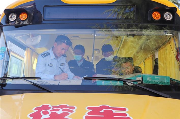 為校車“體檢”——拉薩交警在行動(dòng)