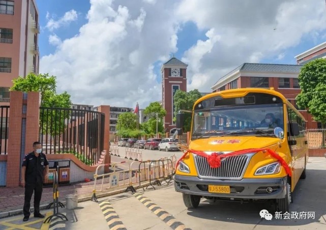 新校車護(hù)航睦洲蓮腰片區(qū)學(xué)子上學(xué)路/ 圖片